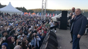 AK Parti'li Binali Yıldırım, şarkıcı Soner Sarıkabadayı ile düet yaptı