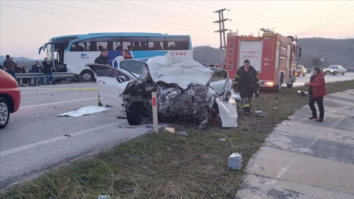 Akçakoca'da otobüs ile otomobil çarpıştı: 3 ölü, 11 yaralı