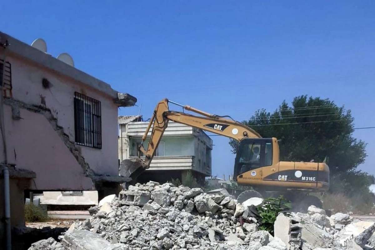 Akdeniz ilçesinde bir metruk bina daha yıkıldı