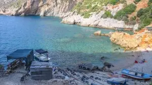 Akdeniz'de korsanların saklandığı Karamağara Koyu turist akınına uğruyor