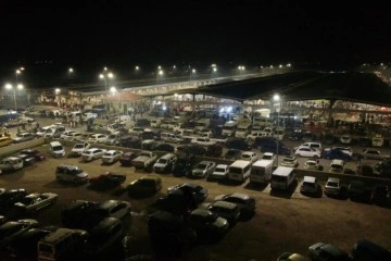 Akşam pazarına akın: Bitpazarındaki kalabalık havadan görüntülendi
