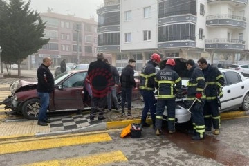 Aksaray'da 2 otomobil çarpıştı: 3 yaralı
