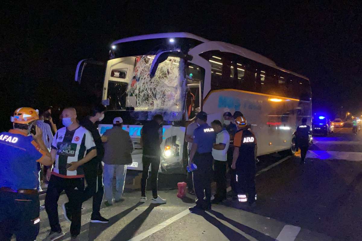Aksaray'da yolcu otobüsü ile kamyonet çarpıştı: 13 yaralı