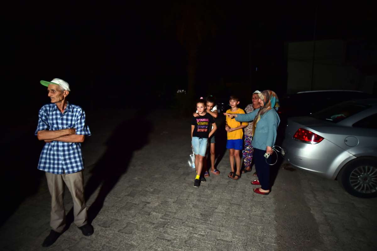 Akyaka'da aileler termik santralin çevresinden tahliye edilenleri bekliyor
