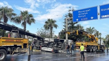 Alanya'da otel çalışanlarını taşıyan midibüsün devrildiği kazada 13 kişi yaralandı