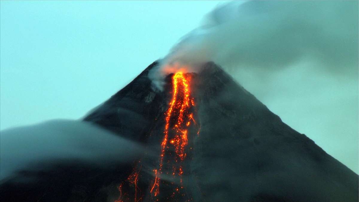 Alaska'da 3 yanardağdan biri lav diğerleri kül püskürttü