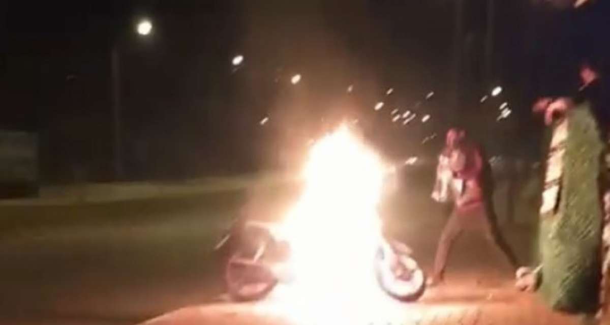 Alev alev yanan motosikletine, damacanadaki suyla müdahale etti