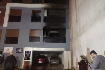 Alevler daireyi sardı, vatandaşlar binayı boşalttı