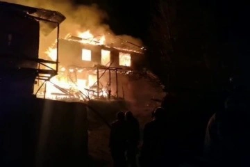 Alevler geceyi aydınlattı, 4 ahşap ev yanarak kül oldu