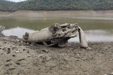 Alibeyköy Barajı’nda su seviyesi azalınca batık halde olan araç su yüzeyine çıktı