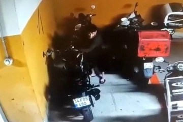 Alışveriş merkezi otoparkında motosiklet hırsızlığı kamerada