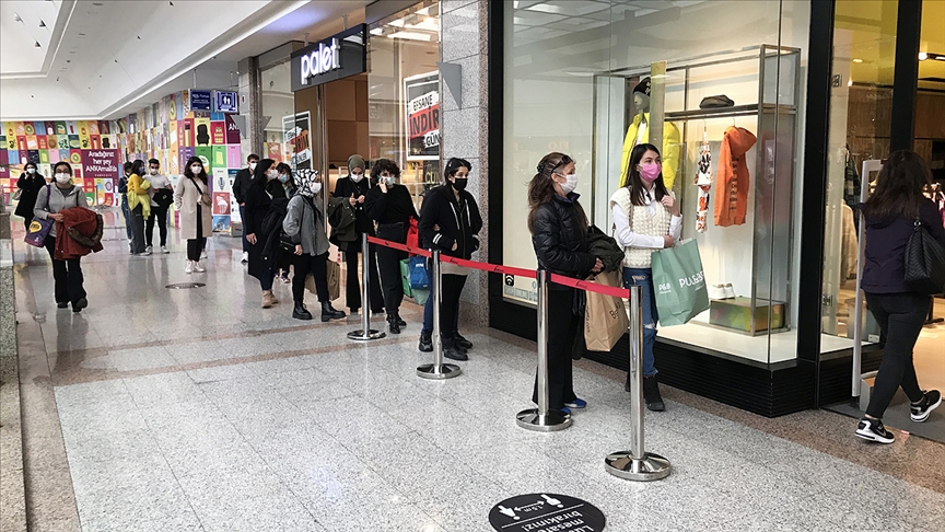 Alışveriş merkezlerinde 'Efsane Cuma' yoğunluğu yaşanıyor