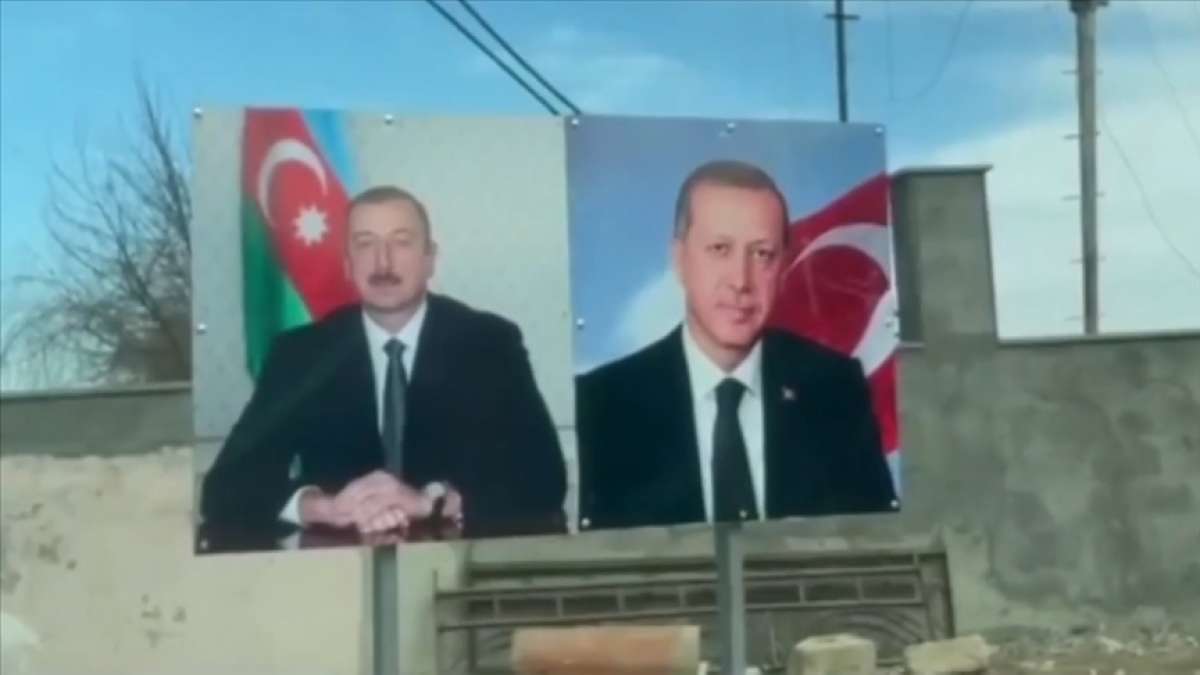 Aliyev'in Şuşa gezisinde Türk bayrakları ve Cumhurbaşkanı Erdoğan fotoğrafları dikkat çekti