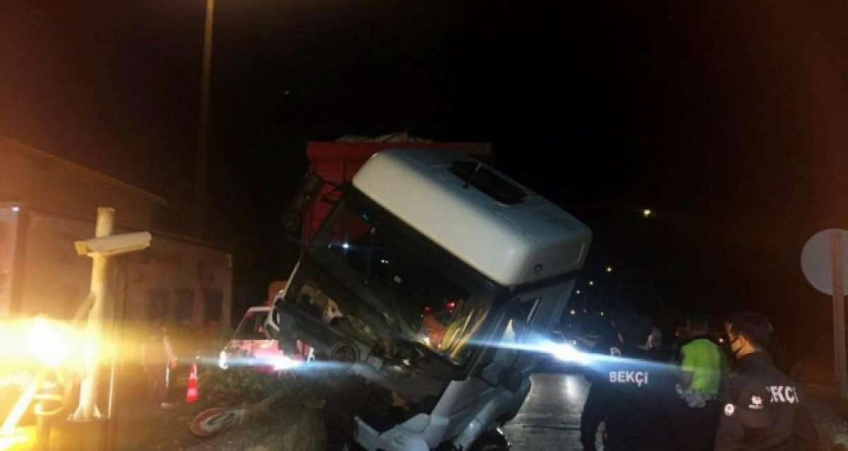 Alkollü kamyon sürücüsü otoyol gişelerindeki beton bariyere çarptı, araç hurdaya döndü