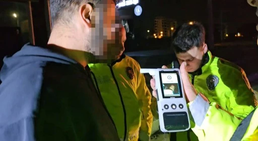 Alkoll&uuml; s&uuml;r&uuml;c&uuml; kaza yaptı, yaralanan eşini su&ccedil;ladı