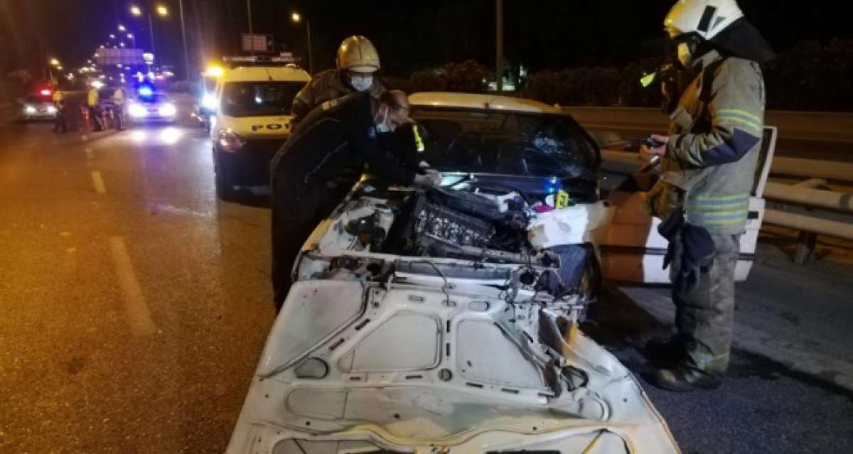 Alkollü sürücü önce aydınlatma direğine ardından bariyere çarptı: 3 yaralı
