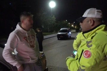 Alkoll&uuml; s&uuml;r&uuml;c&uuml; uzatılan alkolmetreyi &uuml;flemek yerine yutmaya &ccedil;alıştı