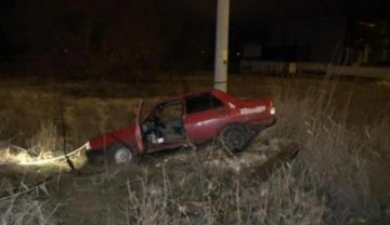Alkollü ve ehliyetsiz sürücü, otomobille direğe çarptı