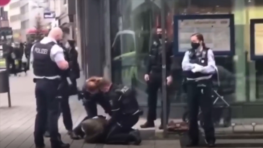 Alman polisi başörtülü kadını 'maske takmadığı' gerekçesiyle yere yatırıp kelepçeledi