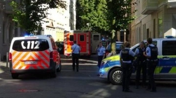 Alman polisi elinde bıçak olan 16 yaşındaki genci silahla vurarak öldürdü
