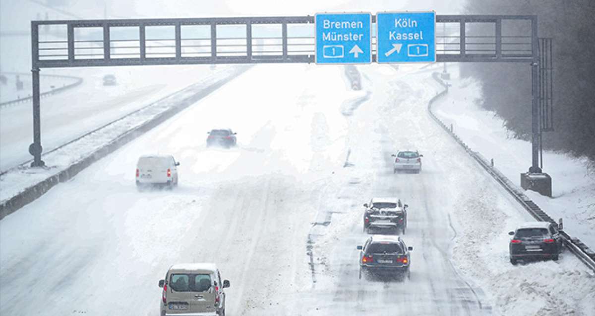 Almanya'da buzlanma nedeniyle yüzlerce araç yolda kaldı