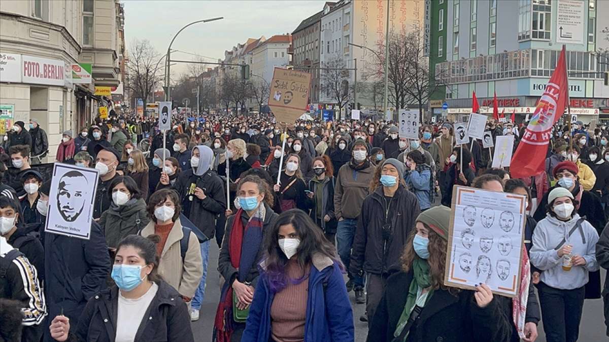 Almanya'da ırkçı terör saldırısında hayatını kaybedenlerin anıldığı yürüyüşe binlerce kişi katı