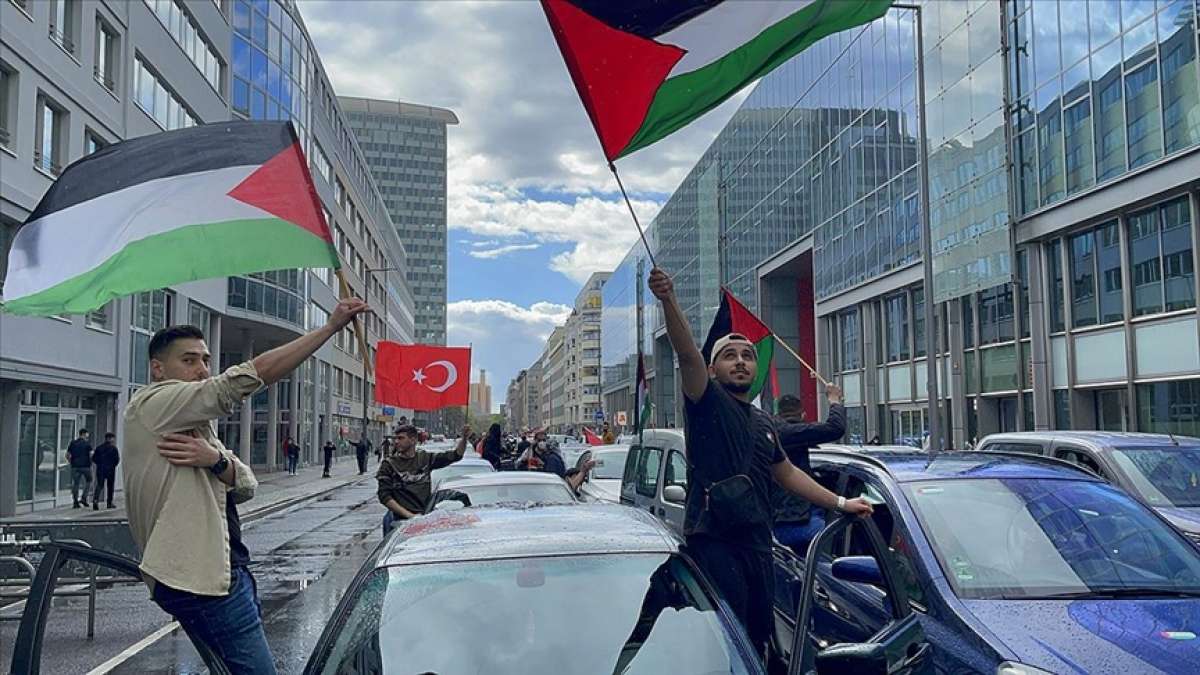 Almanya'da İsrail'in Filistinlilere saldırıları konvoy eşliğinde protesto edildi