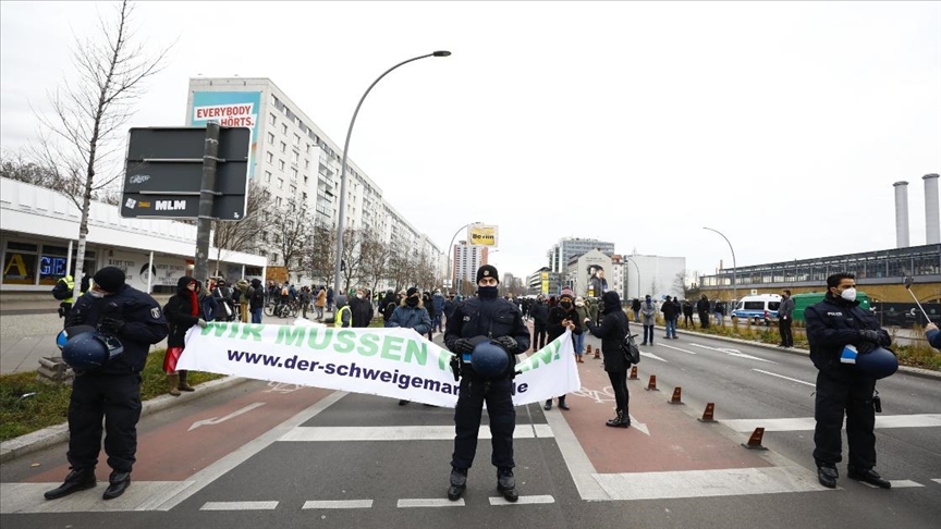 Almanya'da Kovid-19 tedbirleri protesto edildi