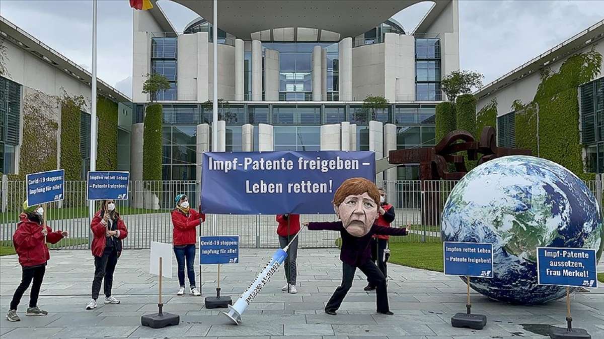 Almanya'da Merkel'in aşılarda fikri mülkiyet haklarının kaldırılmasına karşı tutumu protes
