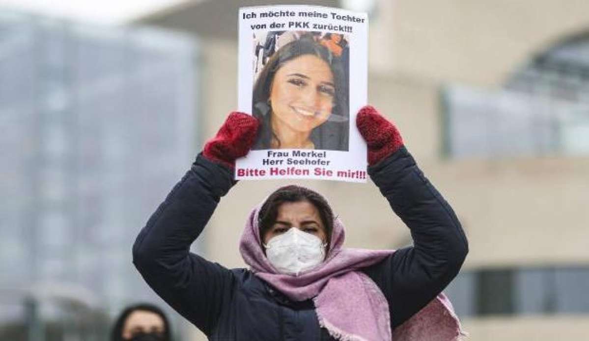 Almanya'da PKK tarafından kızı kaçırılan anne eylemini Başbakanlık önünde sürdürüyor