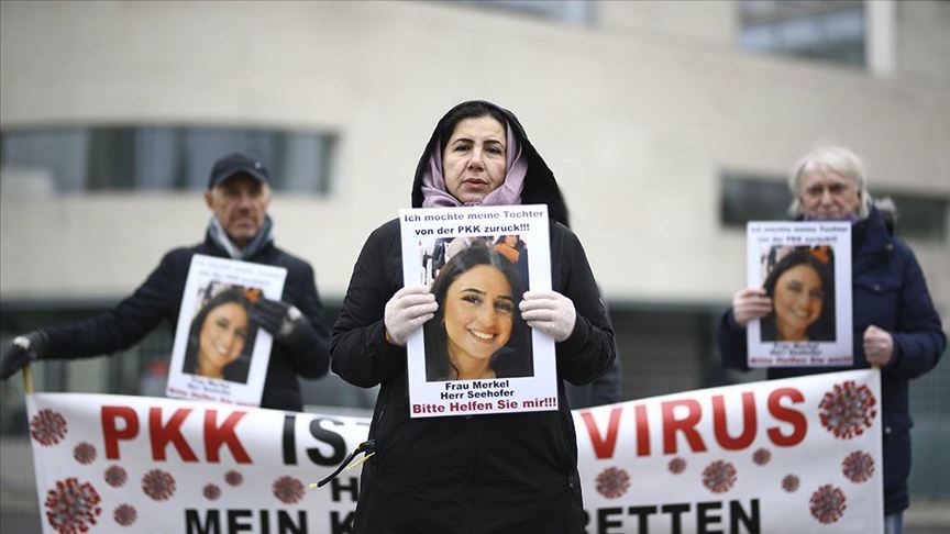 Almanya’da PKK tarafından kızı kaçırılan anne eylemini sürdürüyor: Bu yola baş koydum