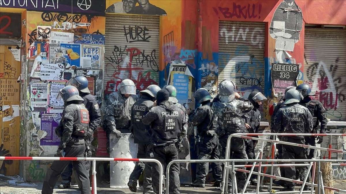 Almanya'da polis aşırı solcu gruplar tarafından işgal edilen binaya zor kullanarak girdi