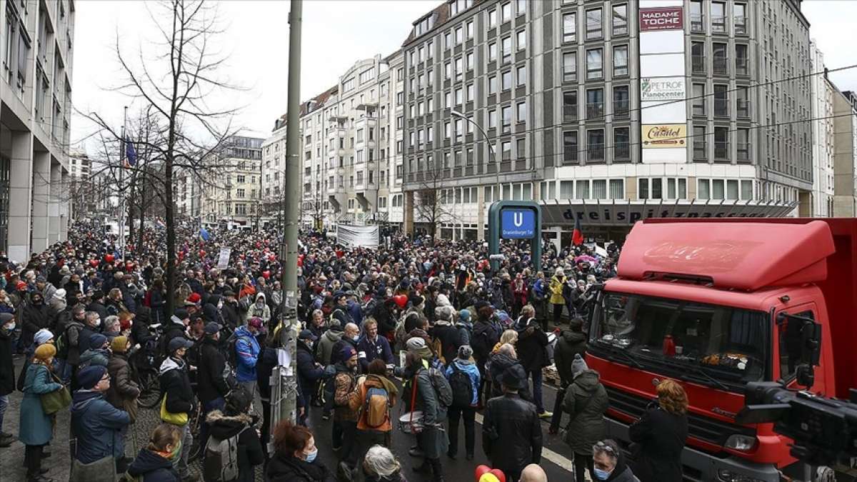 Almanya'nın birçok kentinde Kovid-19 önlemleri protesto edildi