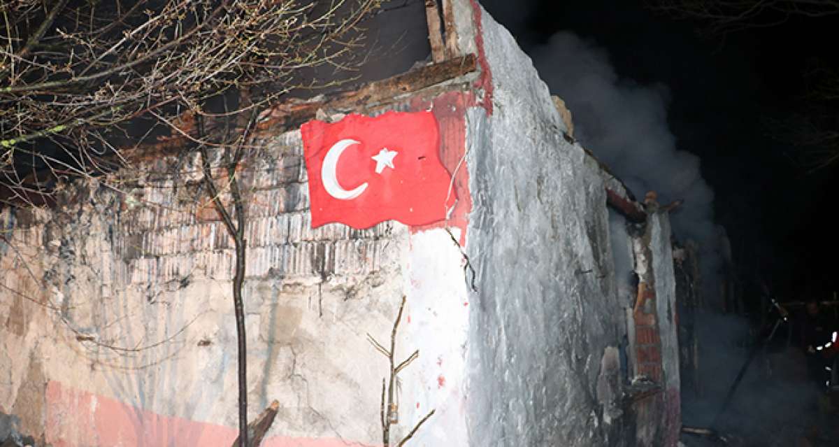 Amasya'da bağ evi yandı, Türk bayrağı zarar görmedi
