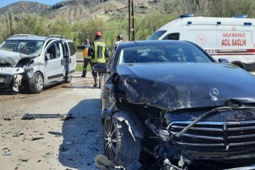Amasya'da iki araç kafa kafaya çarpıştı: 7 yaralı