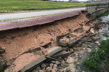 Amasya’da istinat duvarı yağış nedeniyle çöktü