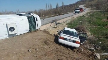Amasya'da minibüsle otomobil çarpıştı