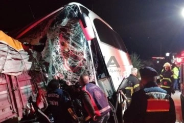Amasya’da yolcu otobüsü ile kamyon çarpıştı: 2 ölü, 20 yaralı