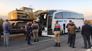 Amasya'da yolcu otobüsü ile tırın çarpıştığı kazada 1 kişi öldü, çok sayıda kişi yaralandı
