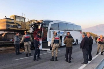 Amasya’da yolcu otobüsü, tırın taşıdığı iş makinesine çarptı: 1 kişi öldü, çok sayıda yaralı var