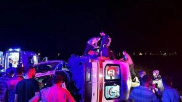 Ambulansla otomobil kafa kafaya çarpıştı: 3 ölü, 3 yaralı