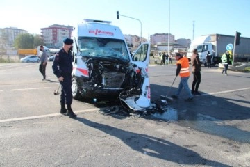 Ambulansla tırın çarpıştığı kaza güvenlik kamerasında