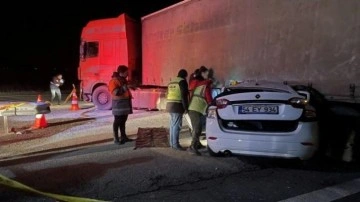 Anadolu Otoyolu'nda tırla çarpışan otomobilin sürücüsü hayatını kaybetti