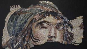 Anadolu'da insanlığın izleri cam, seramik, mozaik ve çinilere yansıtıldı
