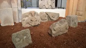 Ani'deki kazılarda bulunan asırlık aslan kabartmalı taşlar ziyarete açıldı