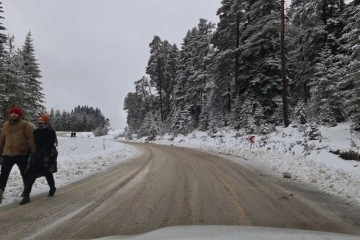 Aniden bastıran kar, kayak merkezi yolunda sürücüleri yolda bıraktı