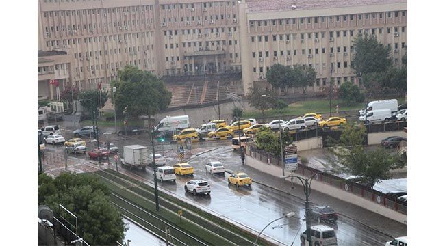 Aniden bastıran yağmur, vatandaşları hazırlıksız yakaladı 