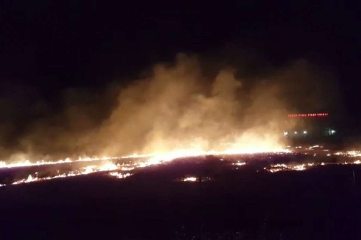 Anız yangını yerleşim alanına ulaşmadan söndürüldü