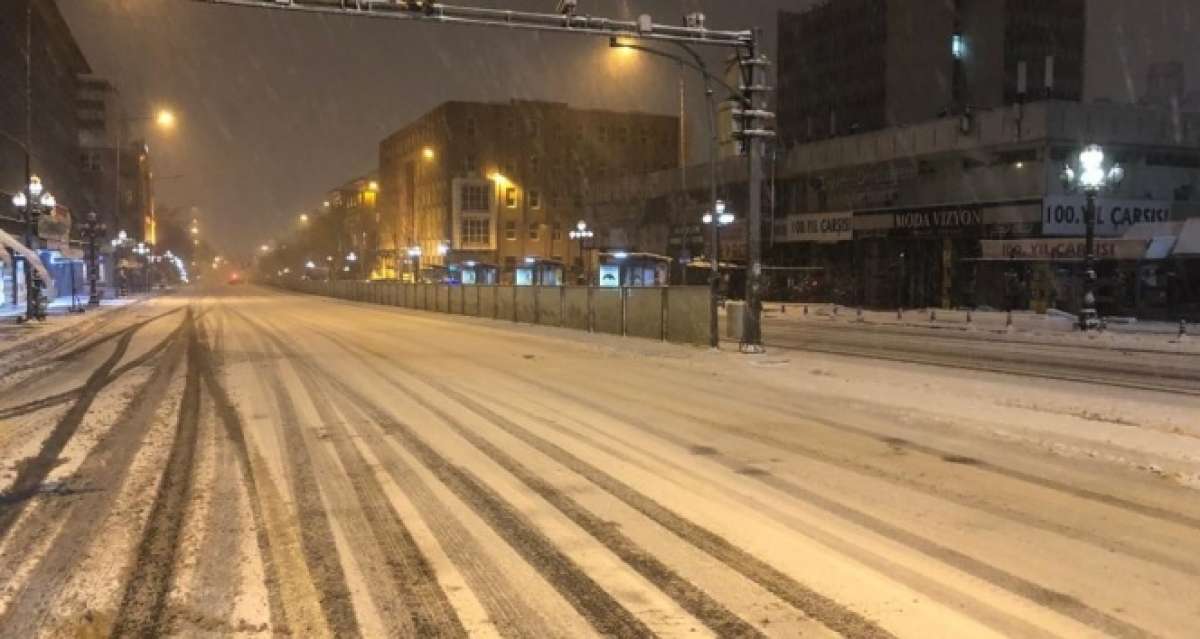 Ankara beyaza büründü! Kar yağışı, kısa sürede kenti etkisi altına aldı