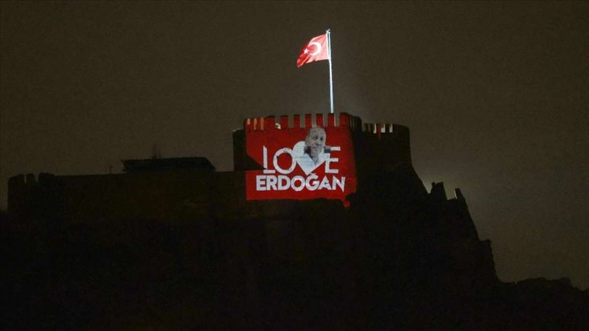 Ankara Kalesi'ne 'Love Erdoğan' ışıklandırılması